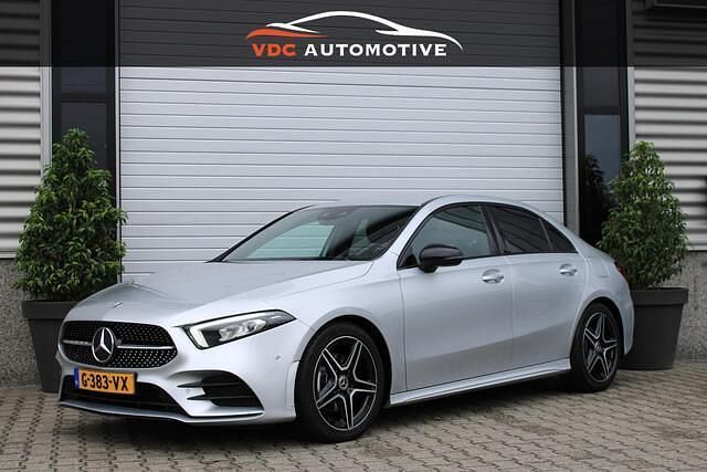 Grijs Gebruikt 2019 Mercedes A180 AMG Sedan | € 19.950 (Eerlijke prijs) - Afbeelding 1/4