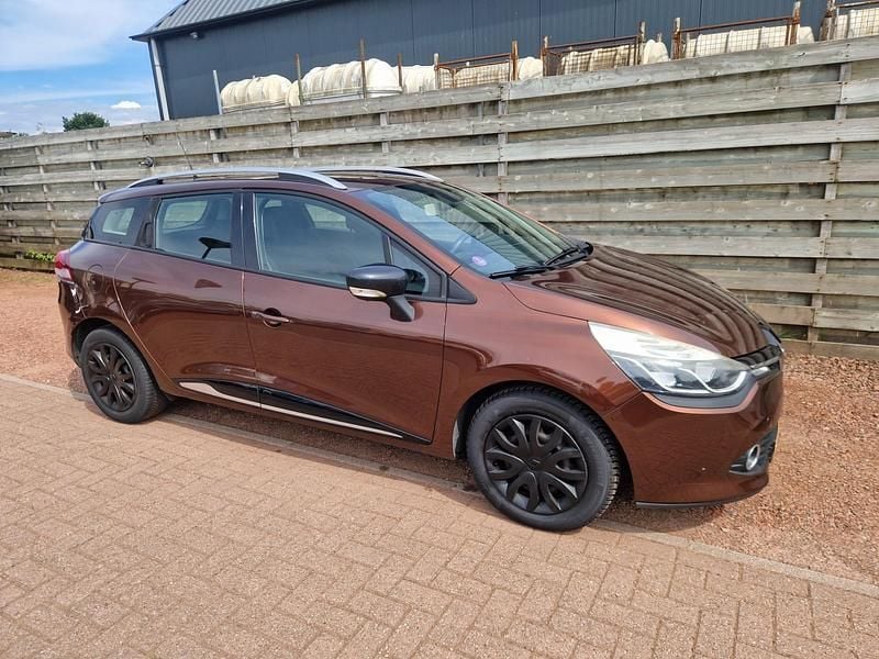 Bruin Occasion 2014 Renault Clio GrandTour Dynamique Stationwagen | € 5.950 (Eerlijke prijs) - Afbeelding 1/4