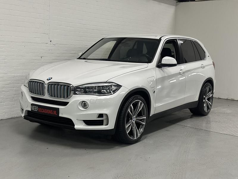 Wit Occasion 2017 BMW X5 iPerformance SUV | € 24.999 - Afbeelding 1/4