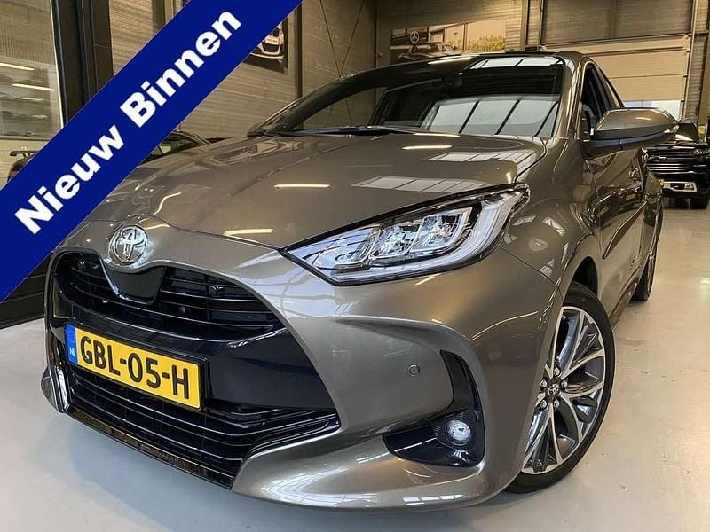 Groen (metallic) Gebruikt 2024 Toyota Yaris Hybrid Executive Hatchback | € 30.450 - Afbeelding 1/4