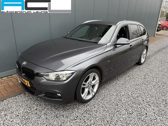 Grijs Occasion 2018 BMW 318 Executive Stationwagen | € 20.900 (Eerlijke prijs) - Afbeelding 1/4