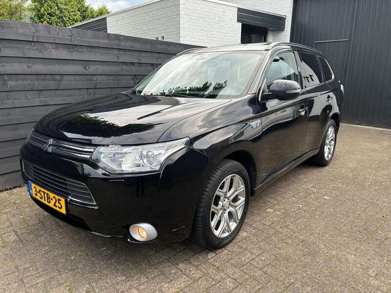 Zwart, metallic lak Gebruikt 2013 Mitsubishi Outlander P-HEV Instyle SUV | € 11.950 (Eerlijke prijs) - Afbeelding 1/4