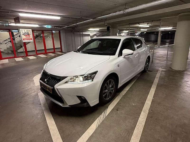 Wit Occasion 2014 Lexus CT200h Sport Line Hatchback | € 13.000 (Eerlijke prijs) - Afbeelding 1/4