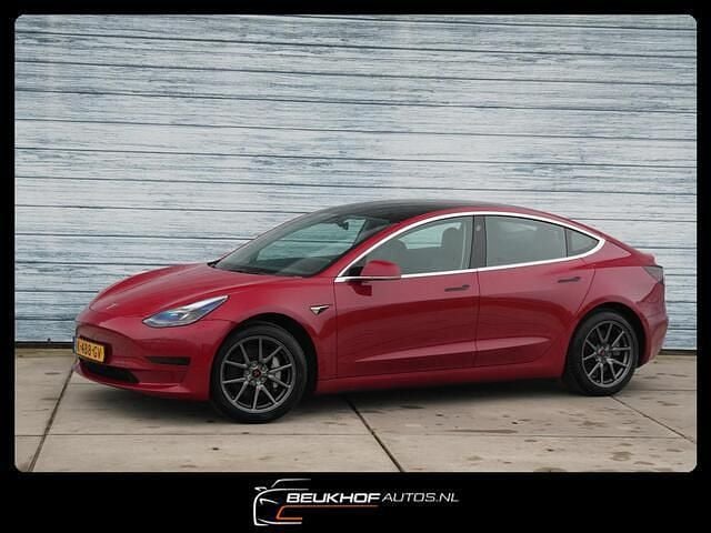 Rood (metallic) Occasion 2020 Tesla Model 3 Standard Range Sedan | € 18.950 (Eerlijke prijs) - Afbeelding 1/4