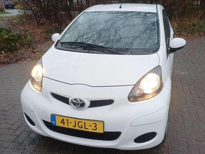 Wit Gebruikt 2009 Toyota Aygo Comfort Hatchback | € 1.799 (Goede deal) - Afbeelding 1/4