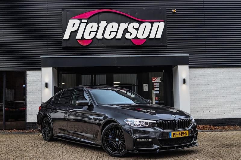 Grijs Gebruikt 2017 BMW 540 M Sport Sedan | € 34.950 - Afbeelding 1/4