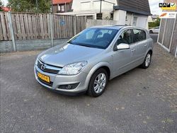 Grijs Gebruikt 2009 Opel Astra Selection Hatchback | € 2.950 (Eerlijke prijs)