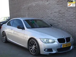 Grijs, metallic lak Gebruikt 2010 BMW 320 Sport Line Coupé | € 11.500 (Duur)