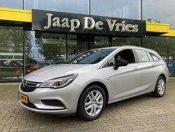 Grijs, metallic lak Gebruikt 2018 Opel Astra Stationwagen | € 12.500 (Duur)