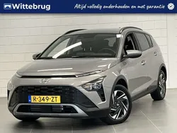 Brass (grijs metallic) Gebruikt 2023 Hyundai Bayon Comfort SUV | € 20.925 (Eerlijke prijs)