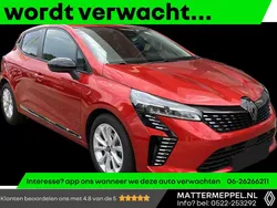 Rouge flamme nnp (rood metallic) Gebruikt 2024 Renault Clio V Evolution Hatchback | € 18.950 (Eerlijke prijs)