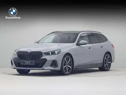 Grijs, metallic lak Nieuw 2025 BMW 530e Comfort Edition Stationwagen | € 83.157 (Super prijs)