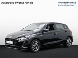 Phantom black (zwart metallic) Gebruikt 2024 Hyundai i20 Comfort Hatchback | € 20.750 (Eerlijke prijs)