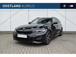 Saphirschwarz (donker zwart metallic) Gebruikt 2021 BMW 330 Executive Stationwagen | € 38.950 (Duur)