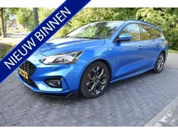 Blauw, metallic lak Gebruikt 2019 Ford Focus ST-Line Stationwagen | € 21.980 (Eerlijke prijs)