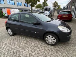 Grijs Gebruikt 2006 Renault Clio II Authentique Hatchback | € 3.500 (Iets duurder)