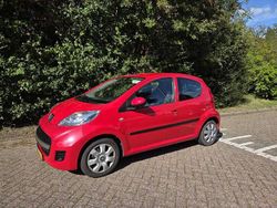 Rood Gebruikt 2011 Peugeot 107 Hatchback | € 3.300 (Eerlijke prijs)