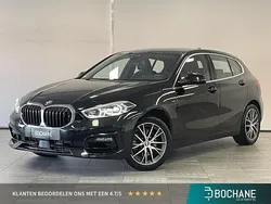 Saphirschwarz metallic (zwart metallic) Gebruikt 2020 BMW 118 Sport Line Hatchback | € 21.890 (Goede deal)