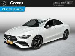 Wit, metallic lak Gebruikt 2024 Mercedes CLA180 AMG line Sedan | € 39.950 (Eerlijke prijs)