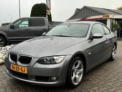 Grijs, metallic lak Gebruikt 2008 BMW 320 Coupé | € 9.950 (Eerlijke prijs)