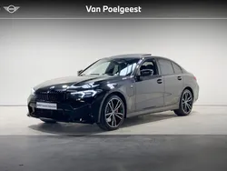 Saphirschwarz metallic (zwart metallic) Gebruikt 2025 BMW 320e Comfort Edition Sedan | € 49.895 (Eerlijke prijs)