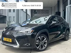 Zwart, metallic lak Gebruikt 2021 Lexus UX SUV | € 28.699 (Eerlijke prijs)