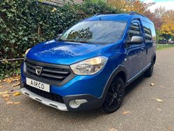 Blauw (metallic) Gebruikt 2016 Dacia Dokker Stepway MPV | € 8.950