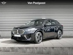 Saphirschwarz metallic (zwart metallic) Gebruikt 2024 BMW iX2 Comfort Edition SUV | € 46.900 (Eerlijke prijs)