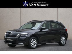 Zwart (metallic) Gebruikt 2022 Skoda Kamiq Ambition SUV | € 19.745 (Eerlijke prijs)