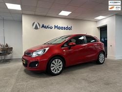 Rood (metallic) Gebruikt 2014 Kia Rio Hatchback | € 8.990 (Eerlijke prijs)