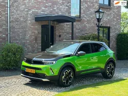 Groen, metallic lak Gebruikt 2023 Opel Mokka-e SUV | € 21.450 (Eerlijke prijs)