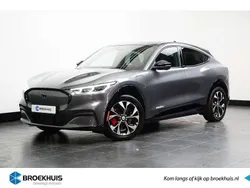 Zwart, metallic lak Gebruikt 2024 Ford Mustang Mach-E Premium SUV | € 40.800 (Eerlijke prijs)