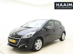 Zwart Gebruikt 2019 Peugeot 208 Signature Sky Hatchback | € 9.950 (Eerlijke prijs)