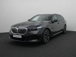 Grijs, metallic lak Gebruikt 2025 BMW 550e M Sport Stationwagen | € 99.950