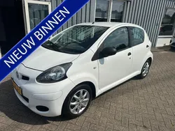 Wit Gebruikt 2010 Toyota Aygo Hatchback | € 2.999 (Eerlijke prijs)