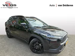 Zwart, metallic lak Gebruikt 2024 Toyota Corolla Cross Premium SUV | € 33.950 (Eerlijke prijs)
