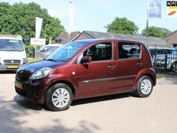 Rood, metallic lak Gebruikt 2008 Daihatsu Sirion Hatchback | € 2.450 (Eerlijke prijs)