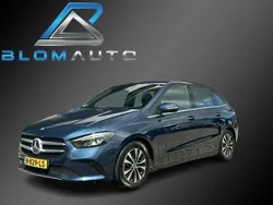 Blauw, metallic lak Gebruikt 2020 Mercedes B180 MPV | € 20.880 (Eerlijke prijs)