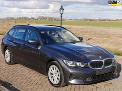 Grijs, metallic lak Gebruikt 2019 BMW 318 Executive Stationwagen | € 15.600 (Super prijs)