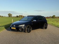 Zwart (metallic) Gebruikt 2015 VW Golf VII R Hatchback | € 21.950 (Eerlijke prijs)