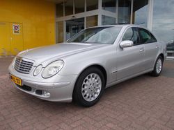 Grijs, metallic lak Gebruikt 2003 Mercedes E220 Elegance Sedan | € 9.450