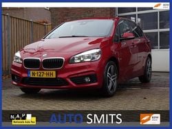 Rood (metallic) Gebruikt 2017 BMW 218 Executive Stationwagen | € 15.950 (Goede deal)