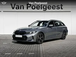Skyscraper grey metallic (grijs metallic) Gebruikt 2023 BMW 318 Shadowline Stationwagen | € 42.900 (Duur)