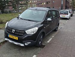 Zwart (metallic) Gebruikt 2017 Dacia Lodgy Stepway MPV | € 7.000 (Goede deal)