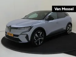 Twotone gris rafale / noir et Gebruikt 2024 Renault Mégane Komfort Hatchback | € 34.440 (Duur)