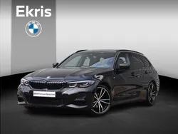 Saphirschwarz metallic (zwart metallic) Gebruikt 2022 BMW 320 Basis Stationwagen | € 37.900 (Duur)