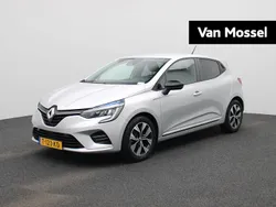 Grijs Gebruikt 2023 Renault Clio V Evolution Hatchback | € 17.435 (Eerlijke prijs)