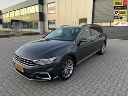 Grijs, metallic lak Gebruikt 2020 VW Passat Business Stationwagen | € 24.999 (Eerlijke prijs)