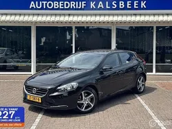 Zwart Gebruikt 2016 Volvo V40 Summum Stationwagen | € 13.999 (Eerlijke prijs)