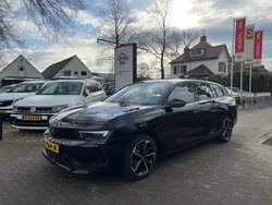 Zwart, metallic lak Gebruikt 2023 Opel Astra Stationwagen | € 28.950 (Eerlijke prijs)